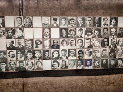 Gedenkwand mit Fotos und Namen der Opfer